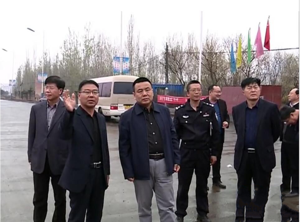 甄貴福就縣城交通秩序環(huán)境衛(wèi)生整治現(xiàn)場辦公.jpg