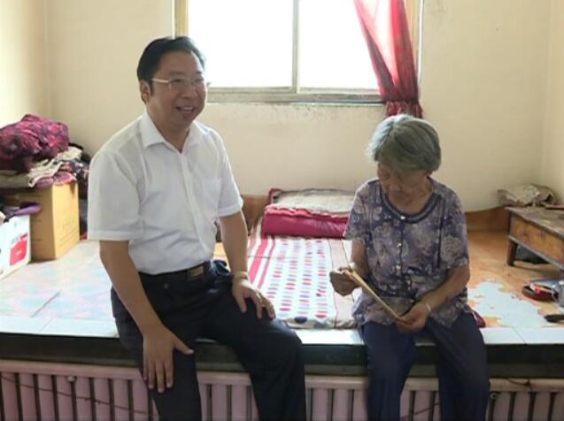 石林友慰問老黨員.jpg