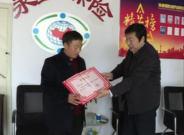 張懷良走訪慰問(wèn)見(jiàn)義勇為模范.jpg