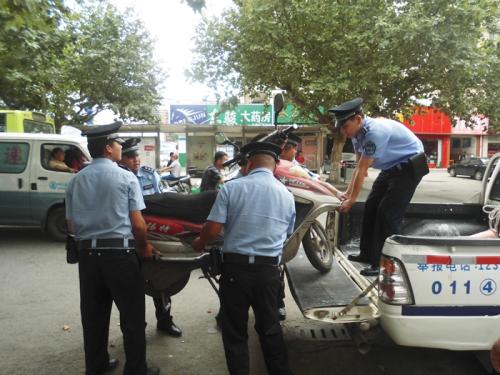 城區(qū)非機動車亂停亂放問題.jpg